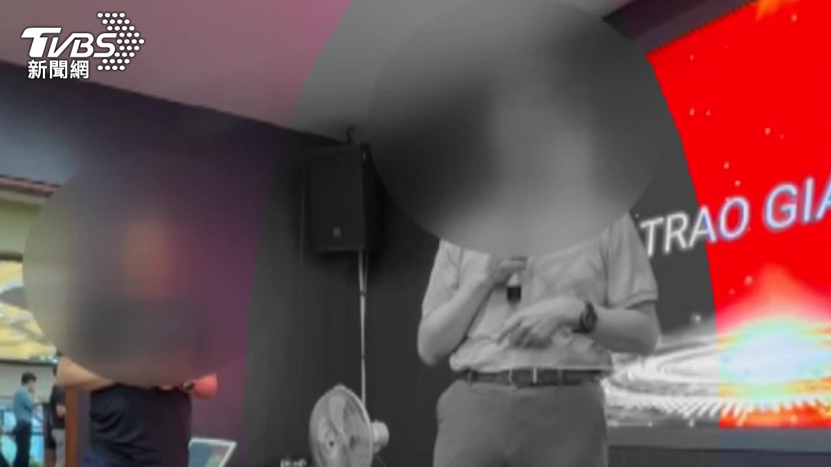 女教練指控,其中一名校友在電梯伸手用力拉扯她。(圖/TVBS)