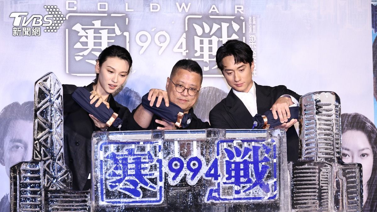 王丹妮、導演梁樂民、劉俊謙將顏料倒進冰磚裡。(圖/張哲鳴攝)