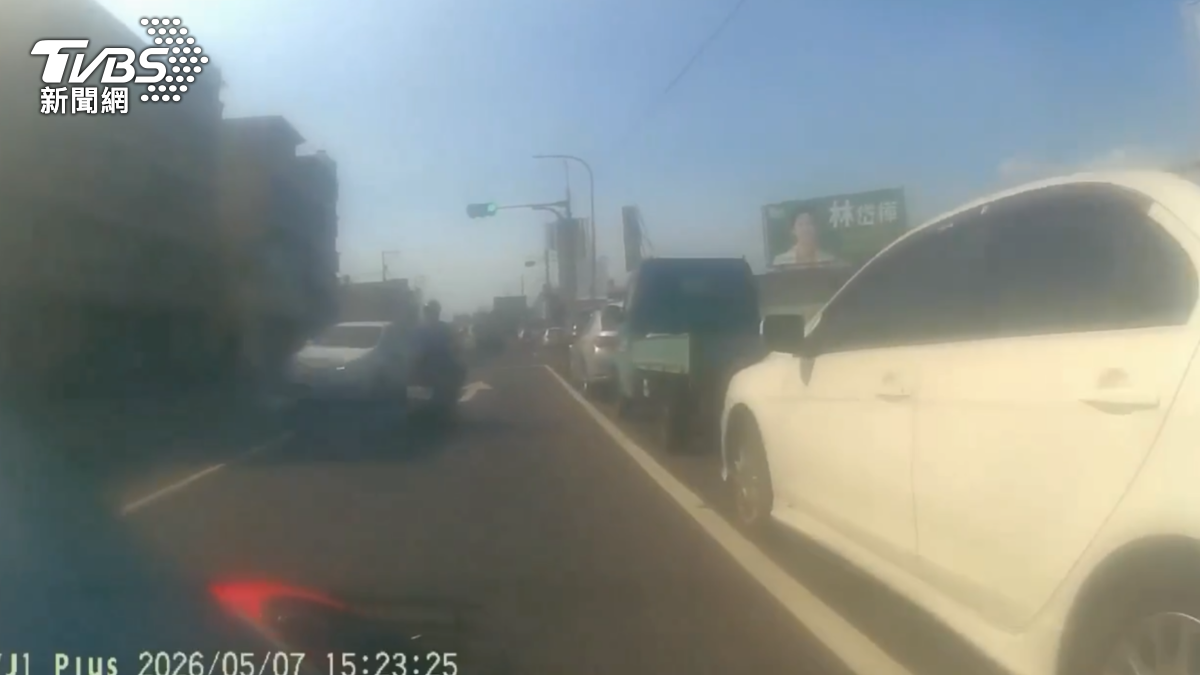 拒檢車輛連續闖15個紅燈、逆向狂飆,途中還撞傷一名機車騎士。(圖/TVBS)
