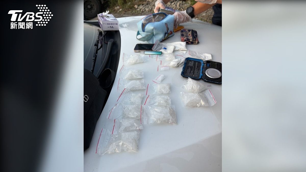 警方最後在一處停車場找到女駕駛,車上全部都是海洛因、安非他命,查出女駕駛身揹3條毒品通緝。(圖/TVBS)