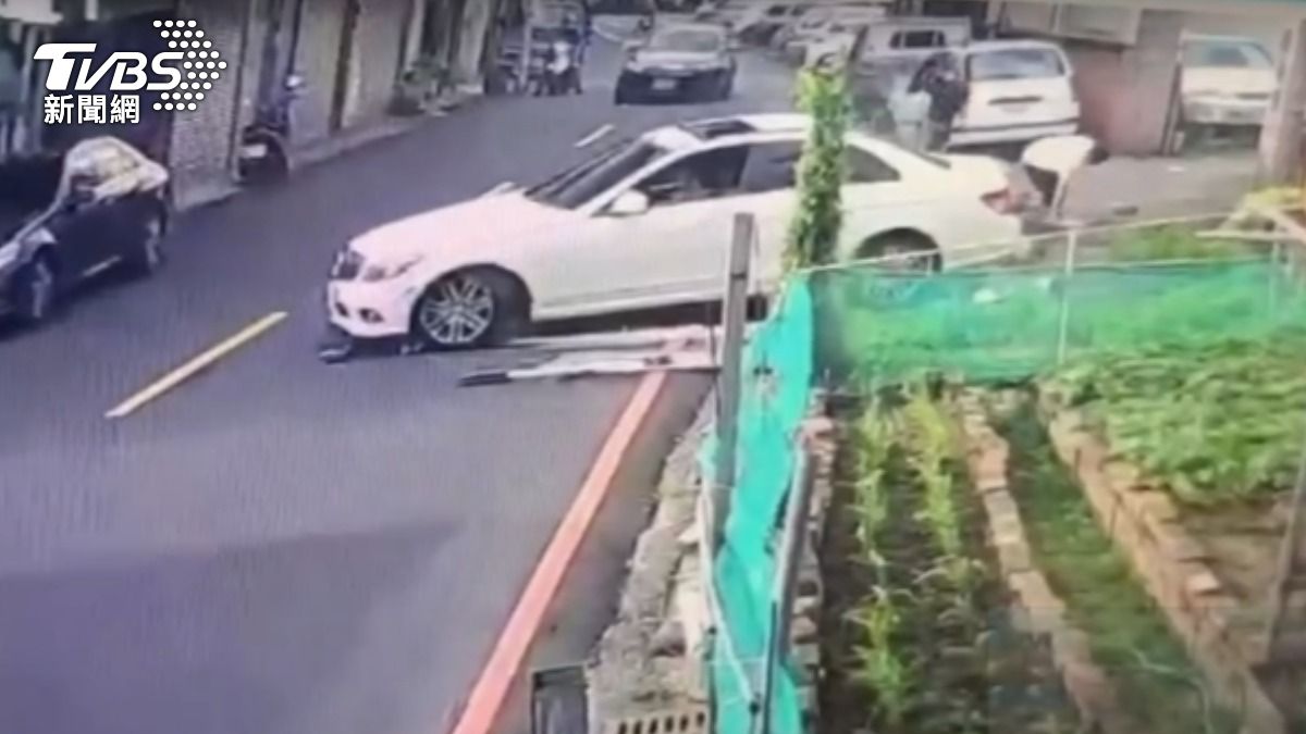 女駕駛衝撞後逃逸 警方鎖定追緝中。