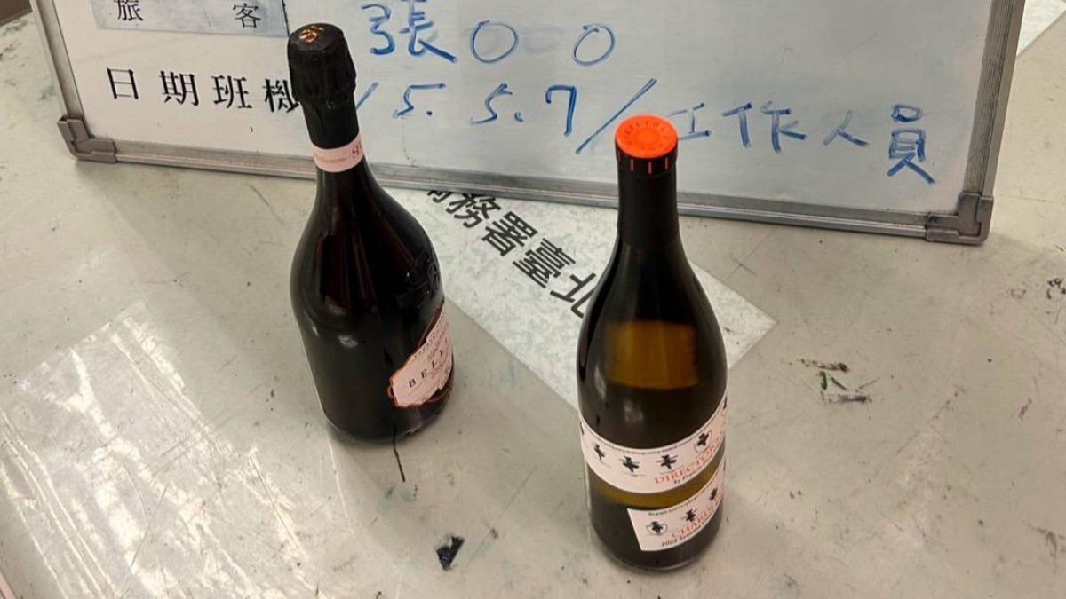 機艙清潔員趁著工作之便，竟將飛機上全新的氣泡酒偷偷藏進包包內。（圖／TVBS）