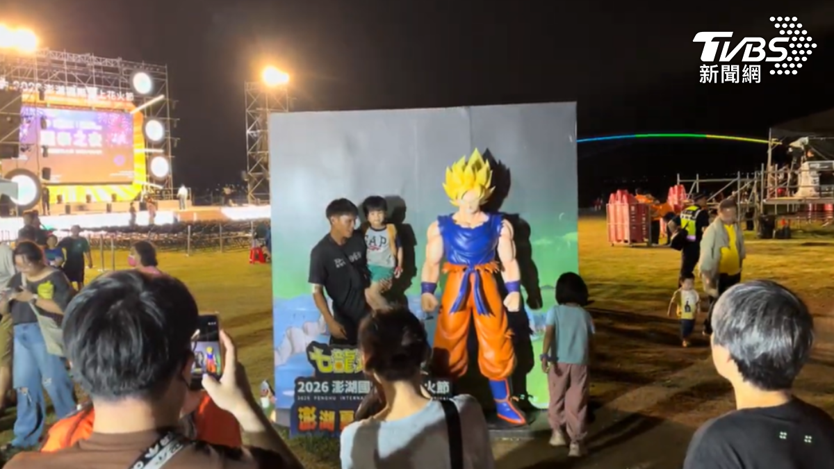 澎湖國際海上花火節,無人機秀受訊號干擾,悟空頭髮失蹤。(圖/TVBS)
