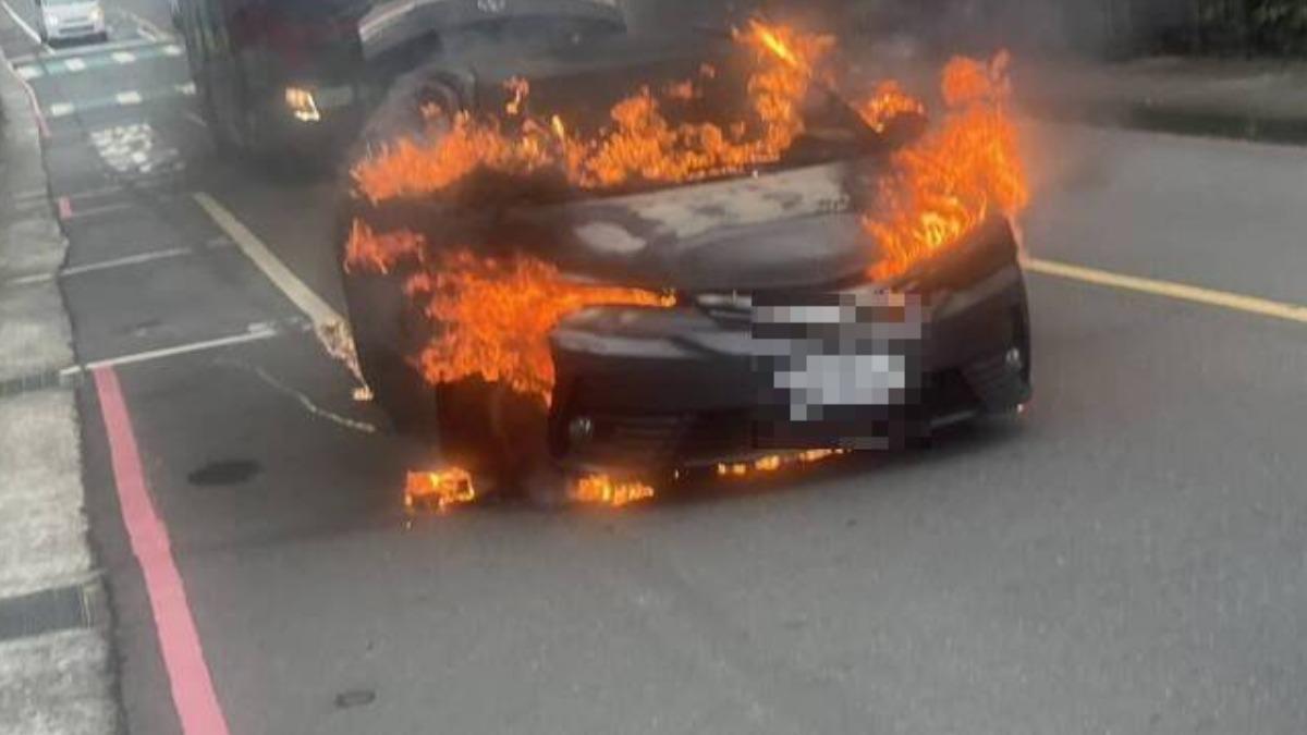 撞2車還落跑!基隆女愛車燒成火球 下場遭開罰、吊扣駕照