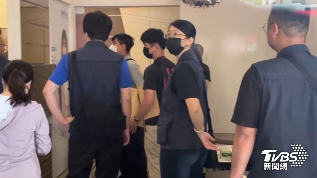 愛爾麗偷拍案延燒!近400人實名提告,高雄博愛店顧客排隊辦退費。(圖/TVBS)