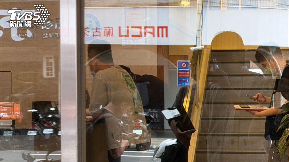 警方會同衛生局人員前往光澤診所稽查。(圖/蕭沁梅攝)