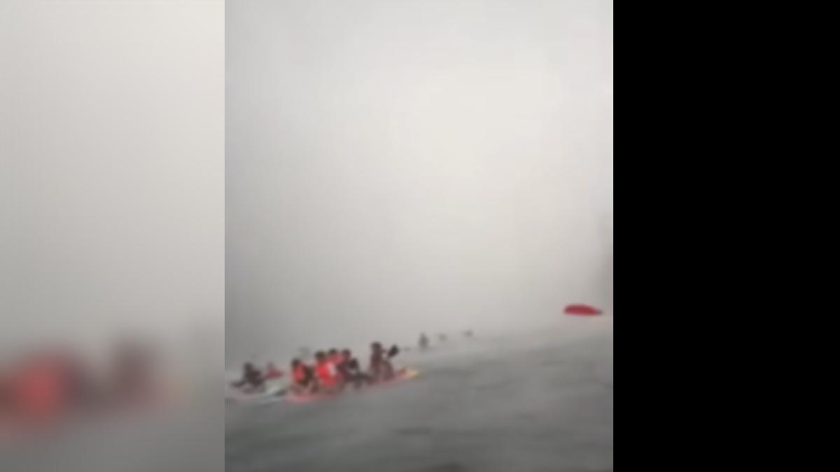大陸廣西連日暴雨,有遊客在划槳時碰上天氣驟變,拍下暴雨來襲的恐怖情況。(圖/網路)