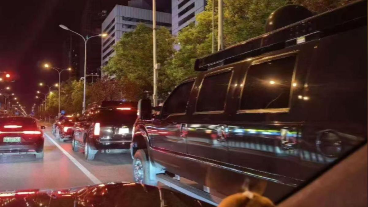 有大陸民眾發現,美國特勤局重型裝甲休旅車現身北京街頭。(圖/網路)