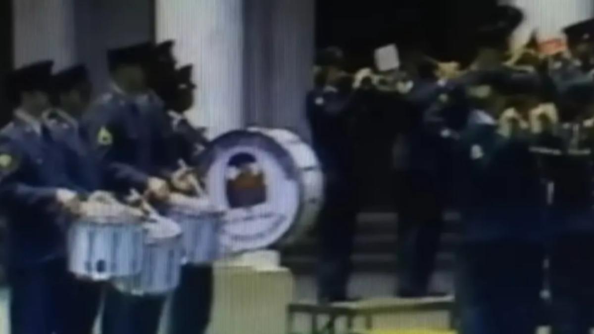 軍樂隊在CNN亞特蘭大總部大樓前演奏基督教聖詩《與主更親近》。(圖/翻攝自紐約郵報)