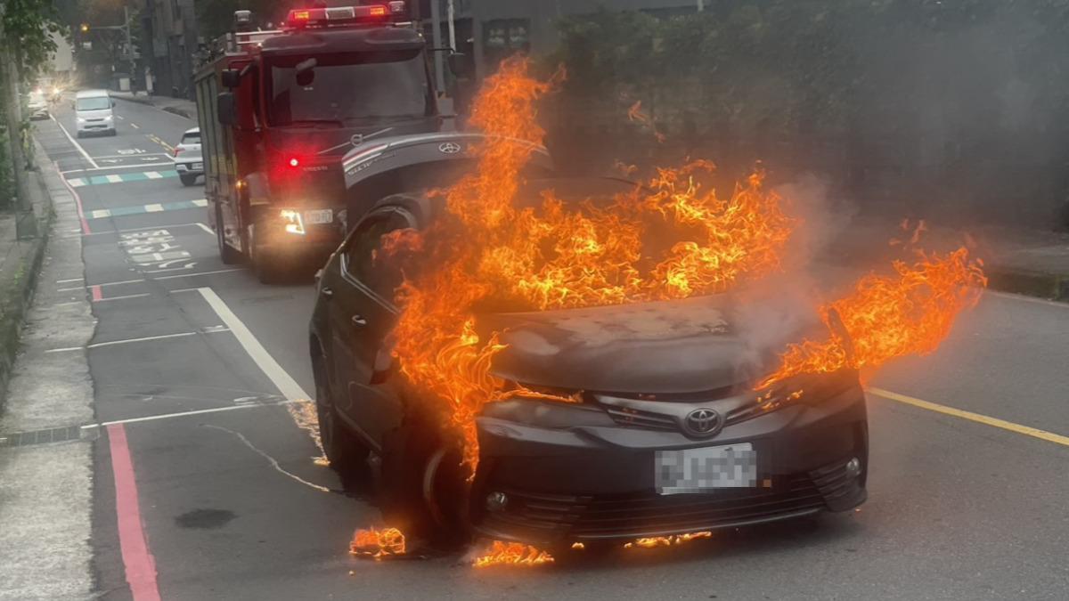 基隆婦肇逃引爆惡火!轎車百米摩擦噴火花 瞬間淪火球