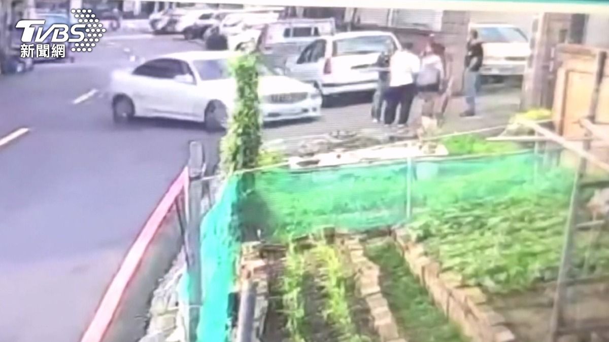 沒人料到這輛車會朝人群衝過來,直接將人撞倒。(圖/民眾提供)