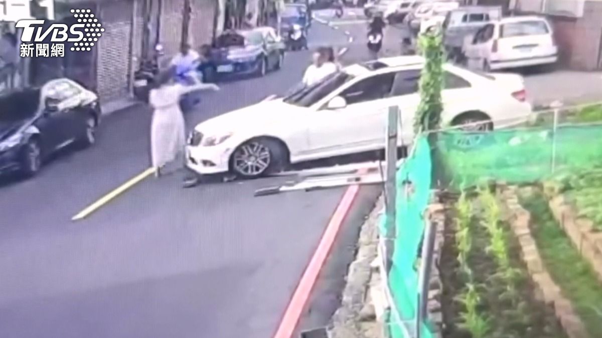 蔡女即駕車蓄意衝撞黃男及其友人共3人。(圖/民眾提供)