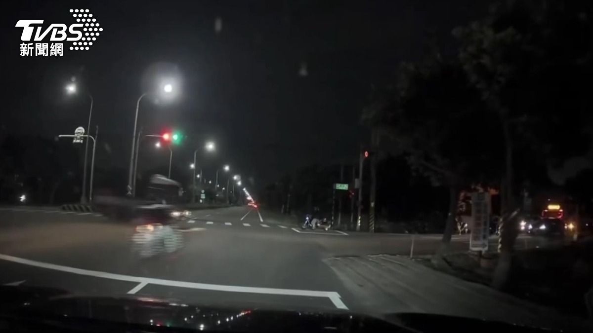 失聯移工闖紅燈撞貨車亡!警目擊全程 「無照+非法居留」命喪異鄉。(圖/民眾提供)
