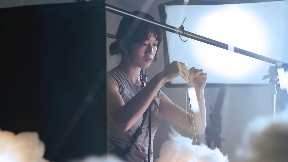 紀亮竹飾演影視美術工作者「C」。(圖/公視提供)