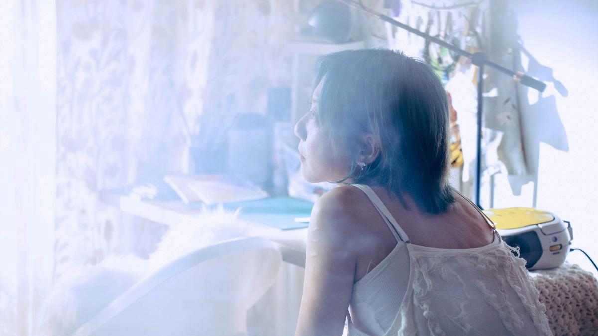 林幻夢露飾演「Amber」偷偷潛入C房中聽音樂。(圖/公視提供)