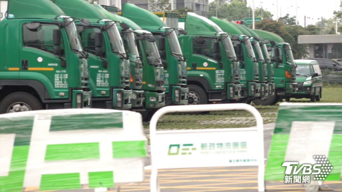 中華郵政A7園區包裹大塞車。（圖／TVBS）