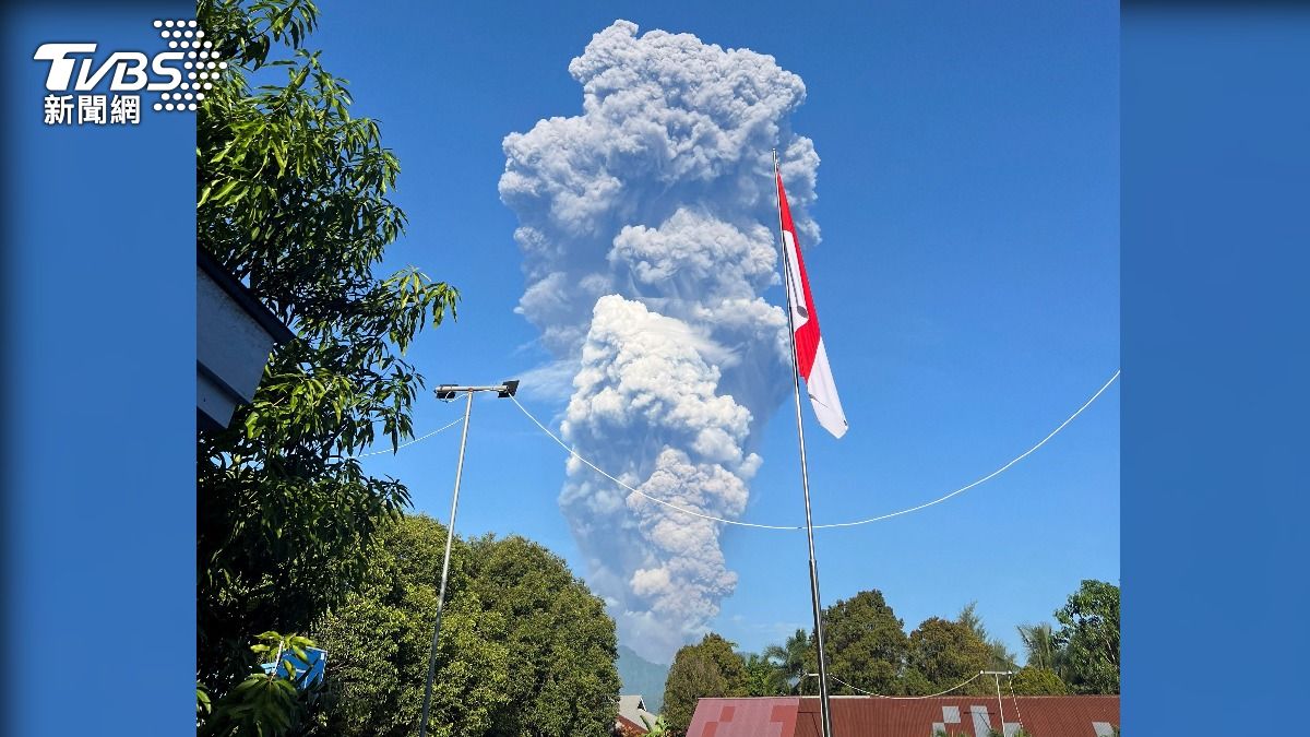 印尼火山爆發!火山灰直衝10公里高空 20名登山客驚傳受困
