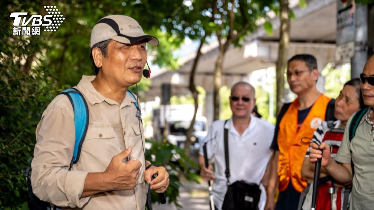 原為電子業總經理的蔡伯淵，退休後轉當導覽員，找到人生新方向。（圖／TVBS）