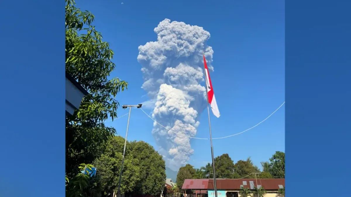 火山爆發仍持續伴隨「超音速般的低沉巨響」。(圖/達志影像路透社)