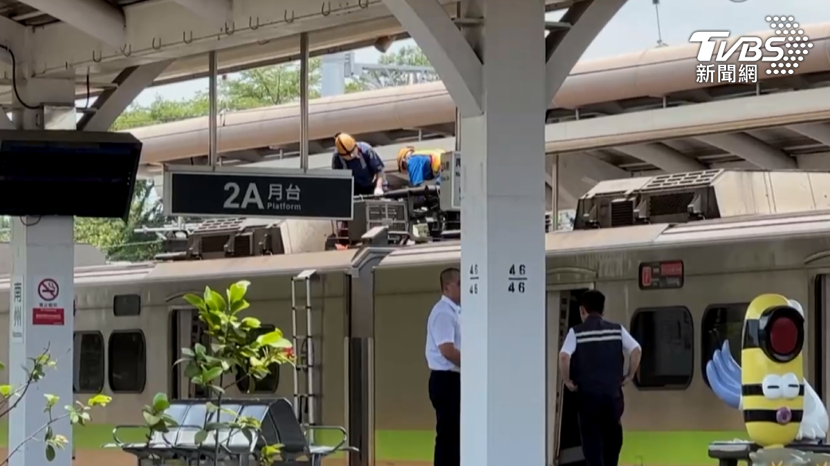 屏東線潮州至南州之間電車線主吊線斷裂,導致雙向路線停擺,台鐵公司立即派遣人員前往搶修,並同步啟動客運接駁機制(圖/TVBS)