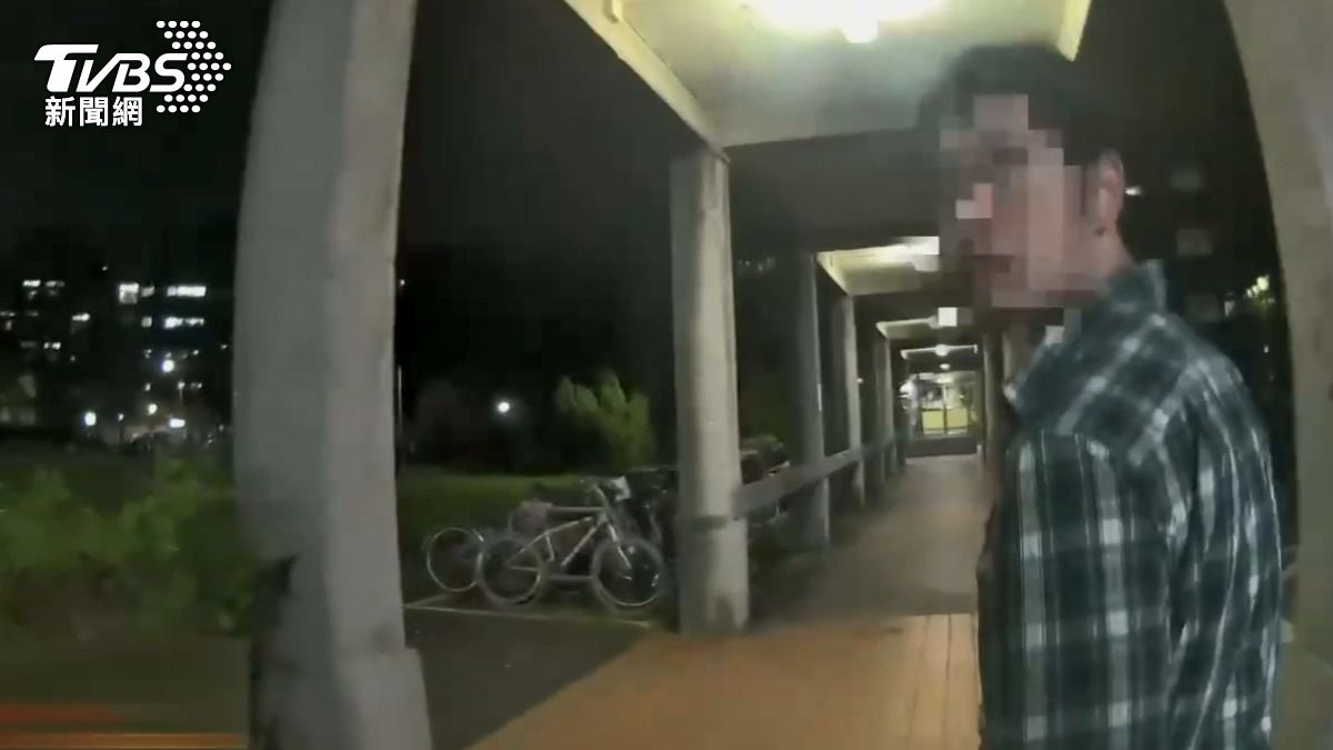 闖台大用餐，男怒摔餐盤遭警攔。（圖／TVBS）