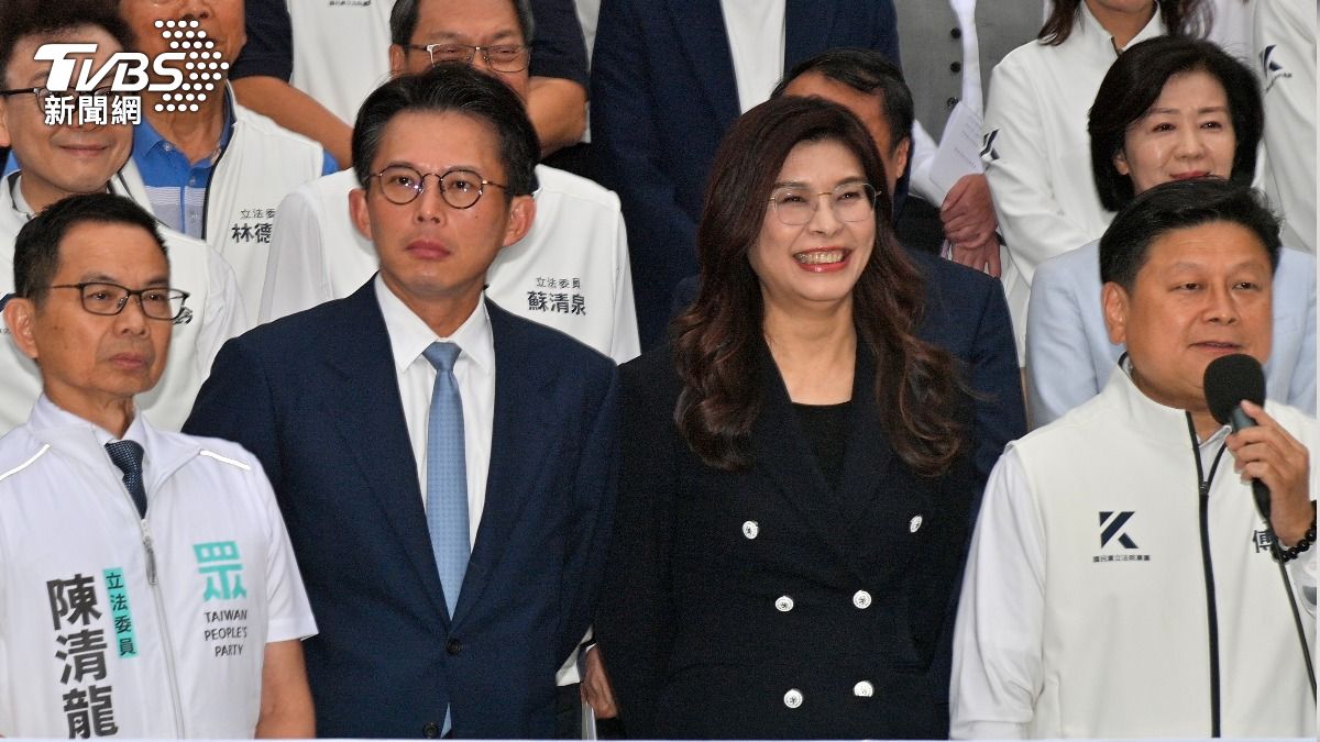 軍購通過7800億版本,黃國昌(左二)、鄭麗文(右二)到立院致意。(圖/胡瑞麒攝)