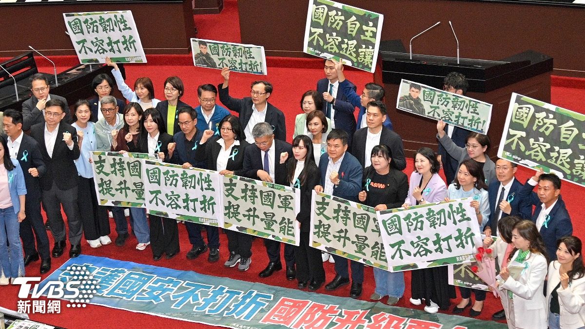 民進黨團在議場抗議。(圖/胡瑞麒攝)