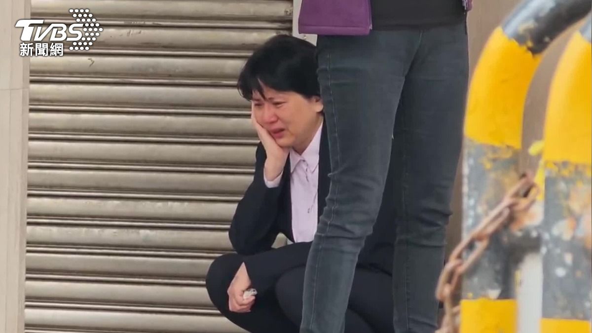 力推此案的民眾黨立委邱慧洳也在一旁痛哭失聲。(圖/TVBS)