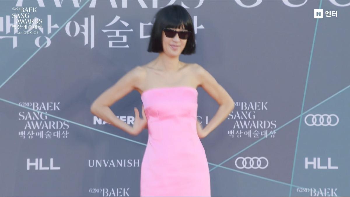 百想62/紅毯險走光!女星瘦到「撐不住」平口 狂拉禮服驚險畫面曝光