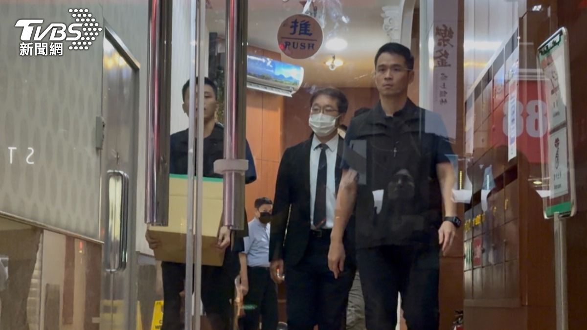 快訊/光澤醫美診所涉偷拍!板橋2分店負責人被帶回 查扣電線主機