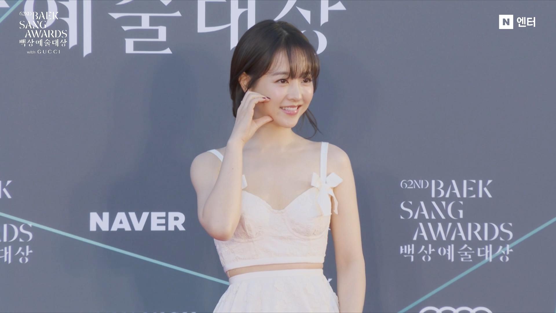 朴寶英可愛又性感的禮服被韓媒譽為紅毯妖精。(圖/翻攝自NAVER)