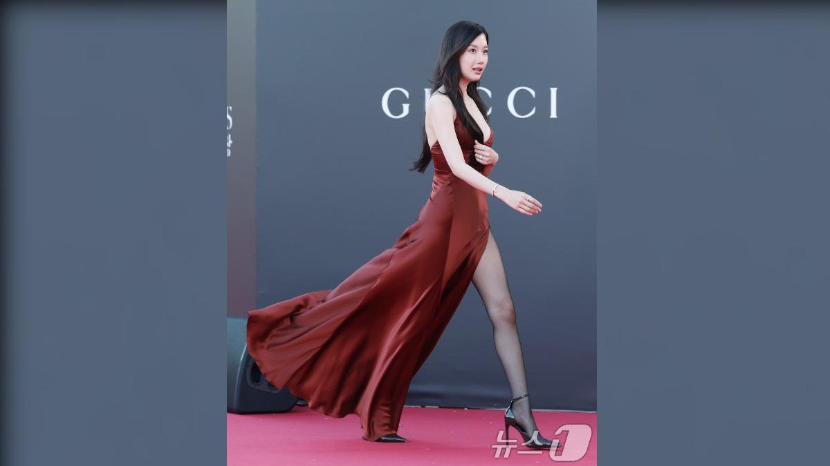 百想62/紅毯最辣女神出爐!文佳煐「深V狂開」上下失守 開高衩直逼大腿根