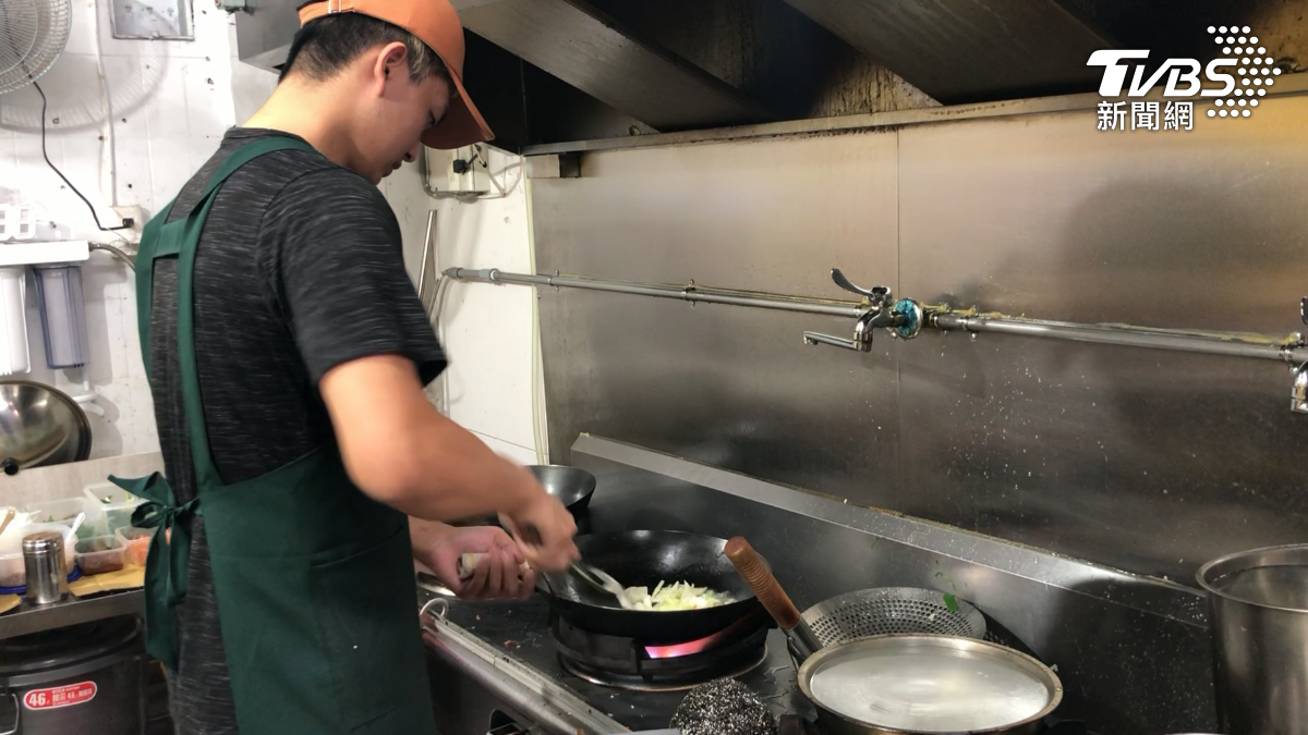 台南這間一人熱炒店,廚師大火快炒,清脆油亮的高麗菜迅速起鍋,搭配南部特有的水蓮,經過鍋氣加持同樣可口誘人(圖/TVBS)
