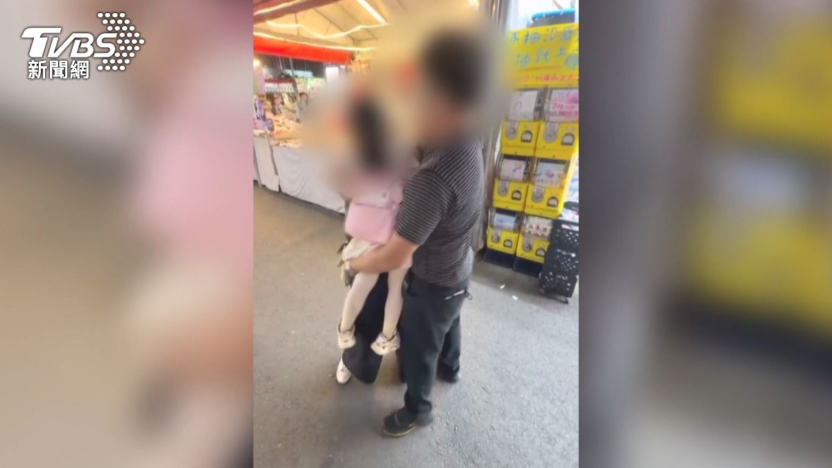 離婚夫妻夜市「搶女兒」！4歲童驚恐哭喊　雙方互告進警局
