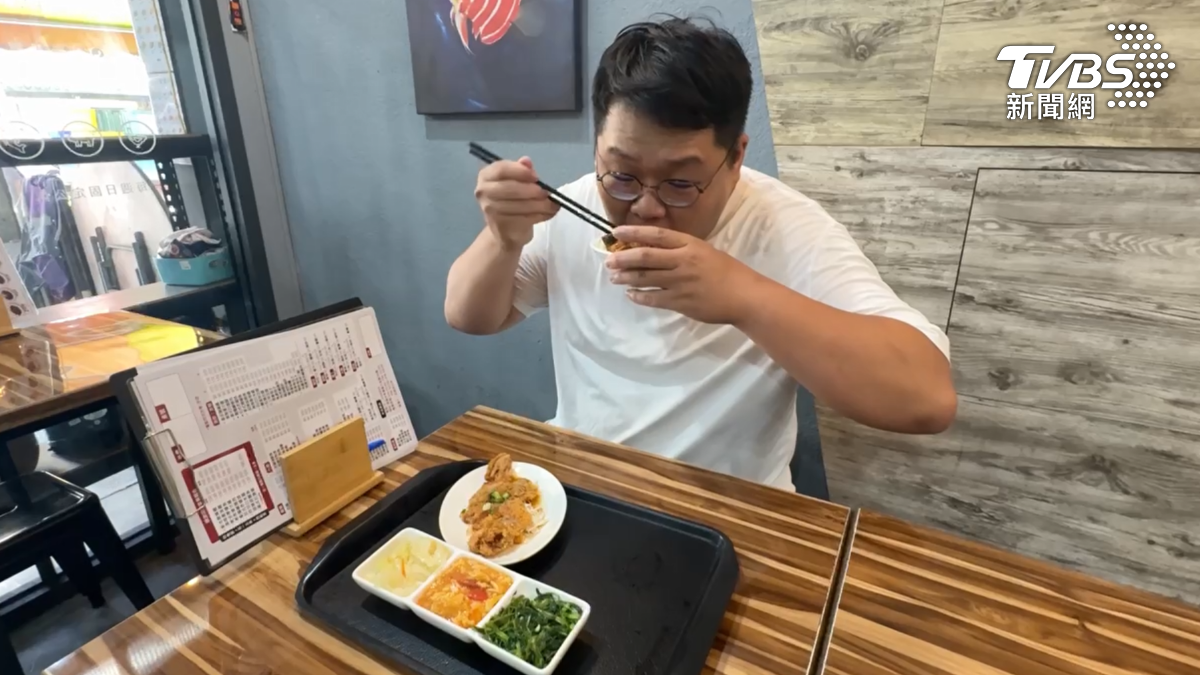 椒麻雞加上三道菜,以及白飯,只要130元,一個便當的錢,卻能享受現做泰國菜,讓民眾趨之若鶩(圖/TVBS)