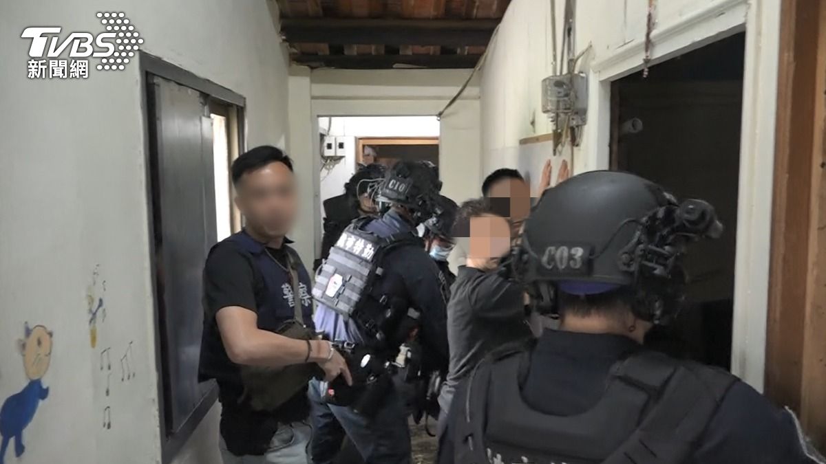 霹靂小組破門攻堅毒品工廠。（圖／TVBS）