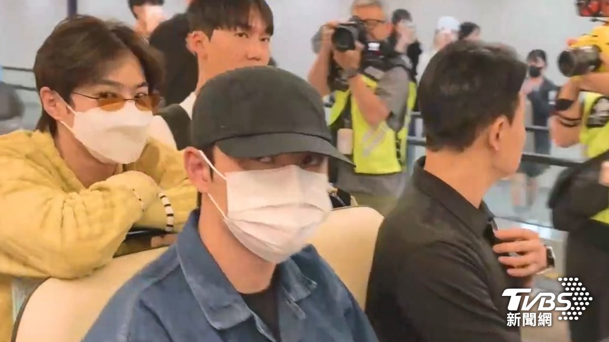 SUHO(左)、D.O.坐在後面的接駁車。(圖/林志偉攝)