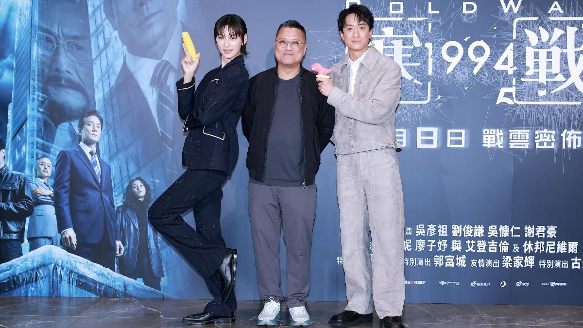 王丹妮、梁樂民、劉俊謙各自拿著玉米、玩具手槍合影。(圖/華映提供)