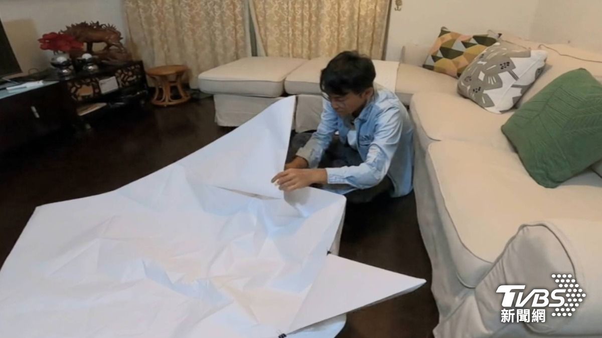 羅浦堤將一張巨大的紙,不剪不黏,透過巧手變成藝術品。(圖/TVBS)