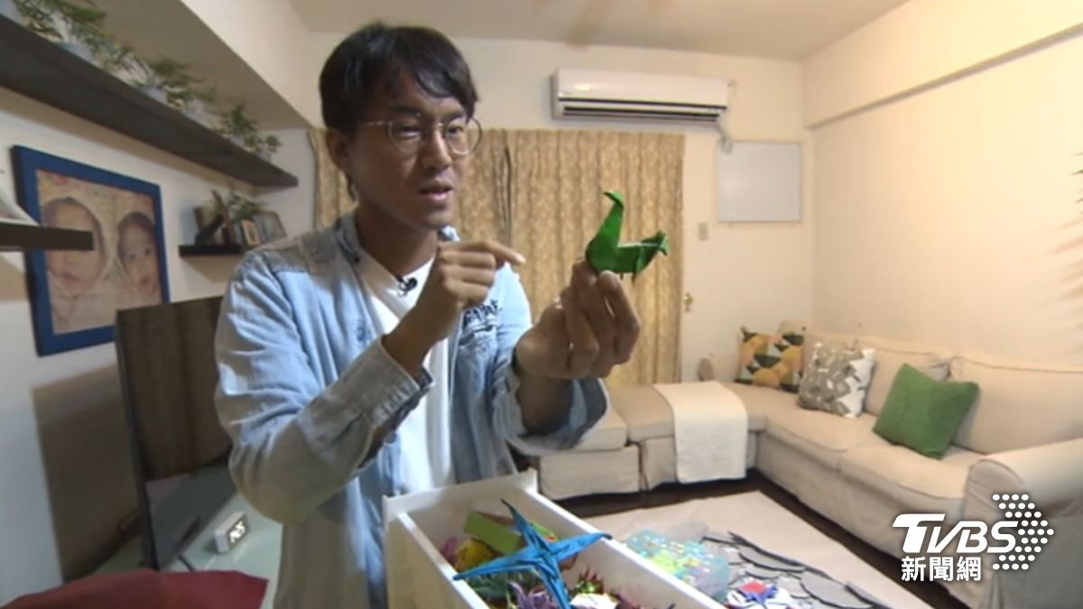 羅浦堤從5歲開始自學折紙。(圖/TVBS)