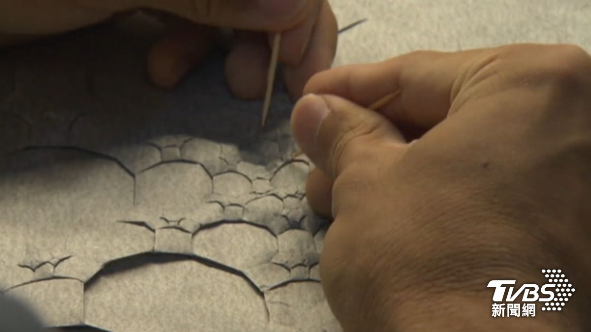 羅浦堤用牙籤仔細雕琢作品《夢幻泡影》。(圖/TVBS)