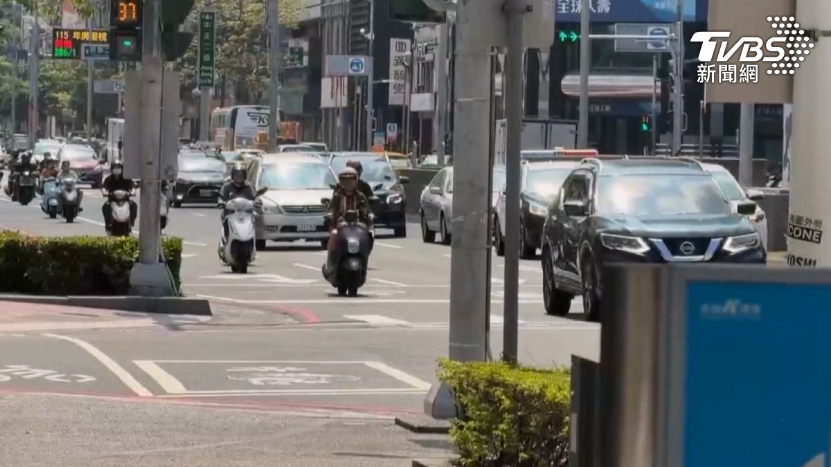 有民眾傍晚放學時段,在台南市東區看到一名家長騎乘機車違規「五貼」,將4名孩子全擠在同一輛機車上。(圖/TVBS)