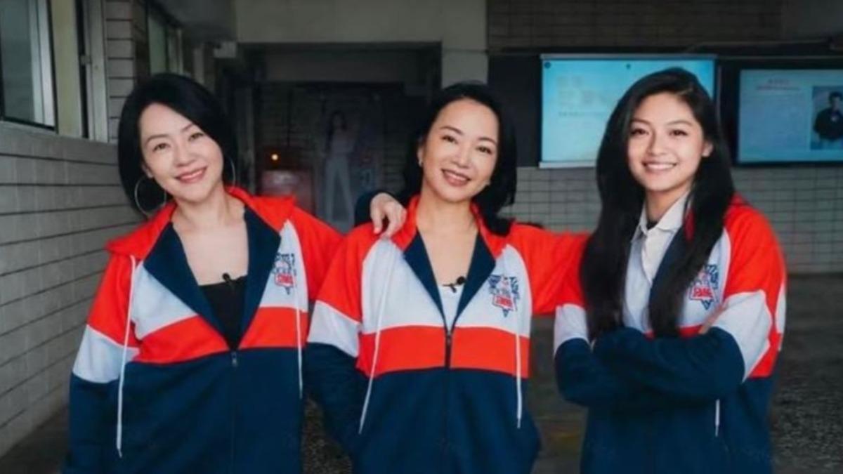 阿雅(中)將她前天和小S穿校服的合照AI加入大S,表達思念。(圖/翻攝自微博)