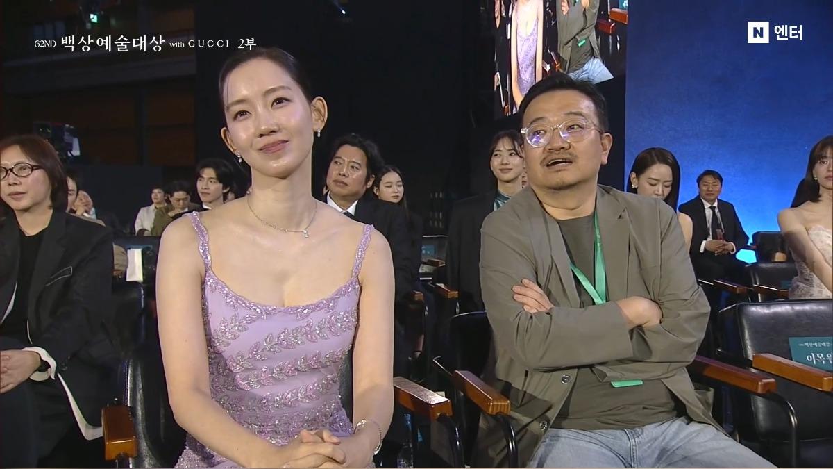 導演延尚昊、片中的老婆申鉉彬開心看著朴正民拿獎。(圖/翻攝自Naver)