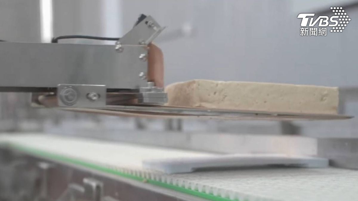 機械手臂做豆腐那還需要人嗎 ? 業者說他帶員工一起升級,轉做研發、行銷,打國際盃。(圖/柯勝雄攝)
