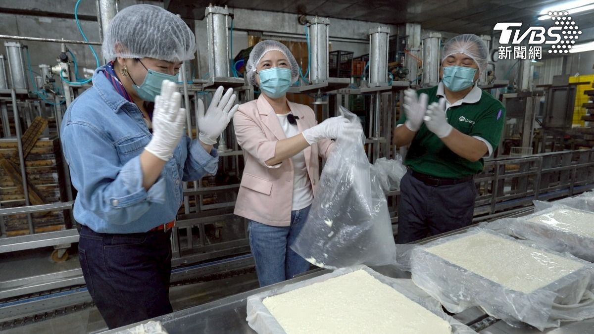 豆腐的製程像在跟時間賽跑。 豆漿噴發後的兩三分鐘內,原本液態的熱漿就變得固體。(圖/柯勝雄攝)