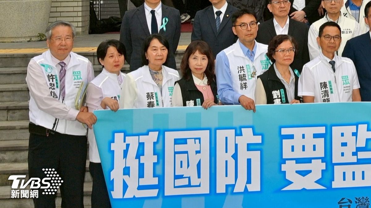 立法院院會8日闖關《醫療法》修正草案，民眾黨立委邱慧洳（左2）親揭自己表決前痛哭原因。（圖／胡瑞麒攝）