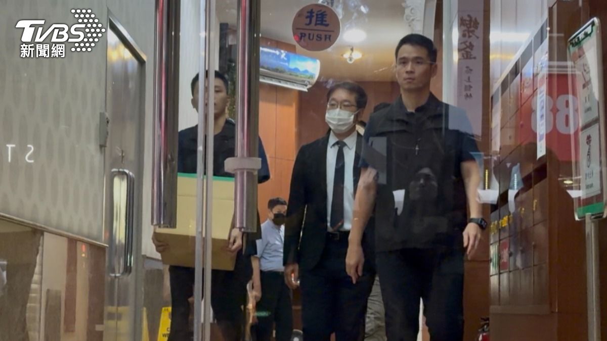 檢警昨日前往新北市5家分店執行搜索。(圖/TVBS)