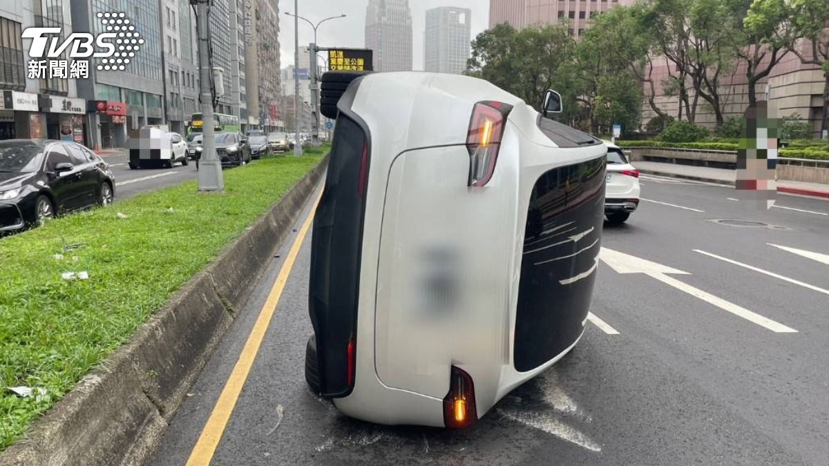 北市基隆路特斯拉「猛撞分隔島」 側翻路中交通大打結