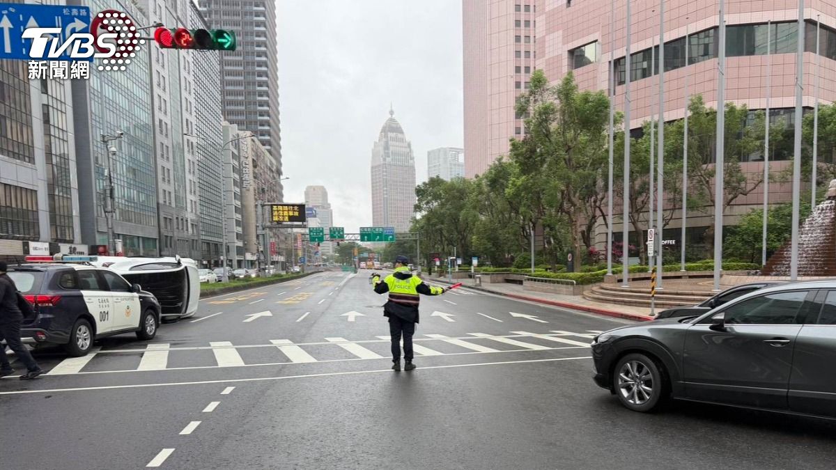 警方到場疏導交通。(圖/TVBS)